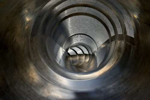 チューブのような金属物体