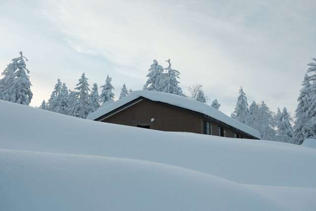 雪に周囲を覆われた山荘