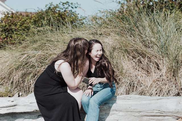 噂話をする女性2人