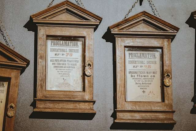 木のフレームに入った白い紙